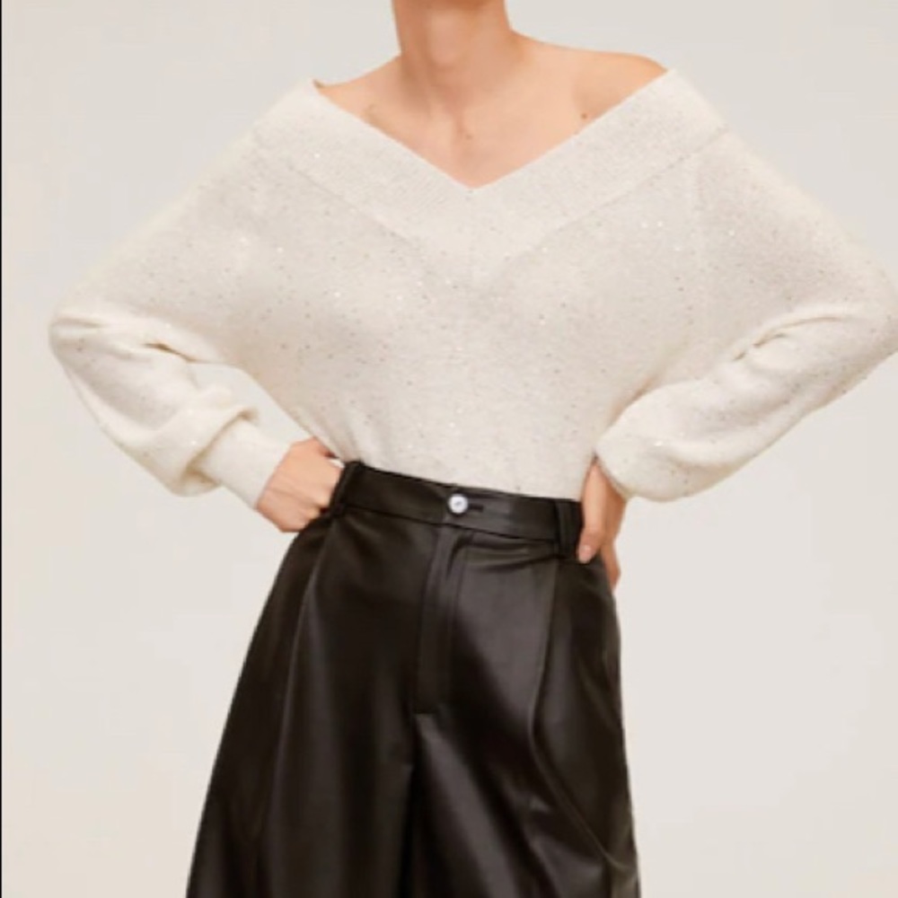 Mango cream sweater V neck / off shoulder with subtle gold sparks